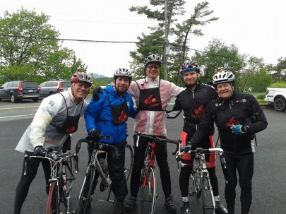De gauche à droite, Dominique, Yvan, Daniel et deux autres cyclistes participant à ce défi.