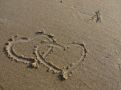 deux-coeurs-dans-le-sable-58236210